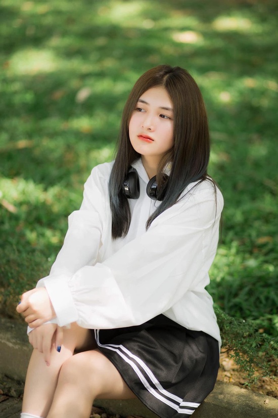 Bị anti-fan bình luận khiếm nhã, nữ streamer 2001 khóc òa trên sóng: “Các ông quá đáng vừa thôi” - Ảnh 2.