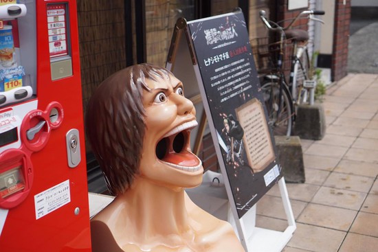 Các fan thích thú với thùng rác Attack on Titan đầy quái dị, tuyệt đối không dành cho người yếu tim - Ảnh 4.