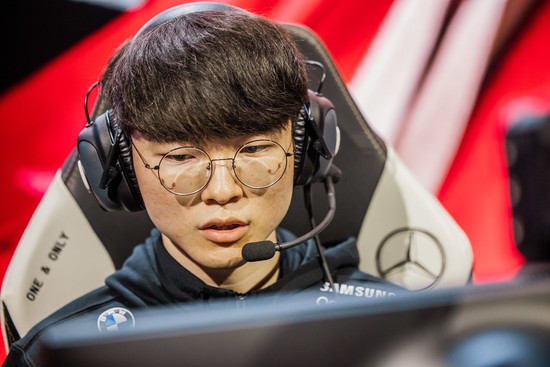 Faker cầm Sylas bị Blitzcrank hạ gục dễ dàng với một tình huống đấu tay ...