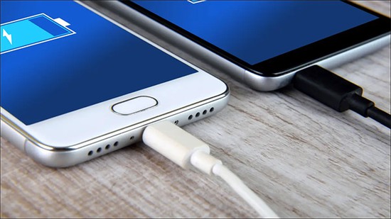 Cẩn thận với 4 thói quen này, bạn đang hủy hoại điện thoại của mình - Ảnh 2.