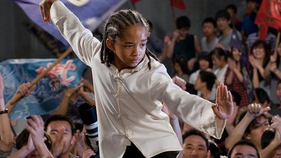 Bất ngờ với nhan sắc nam chính Karate Kid bản gốc: Bỏ xa con trai Will Smith, sự nghiệp bùng nổ - Ảnh 1.