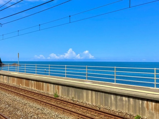  Mê đắm với ga tàu bên rìa biển xanh như lạc vào thế giới hoạt hình tại Nhật Bản - Ảnh 2.