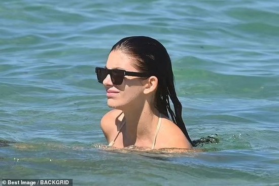 Bạn gái Leonardo DiCaprio diện bikini bé xíu khoe dáng sexy - Ảnh 1.