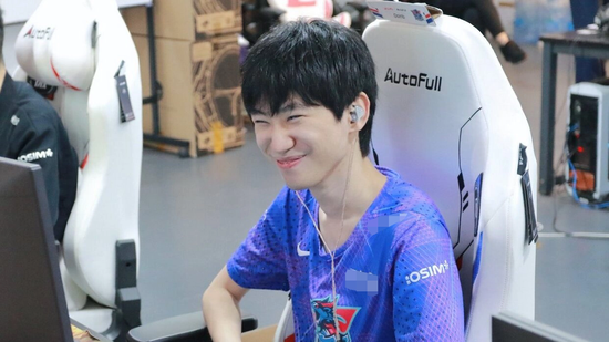 Truyền thông LPL tiết lộ Faker từng có cơ hội hợp cùng Uzi trong màu áo EDG - Ảnh 2.