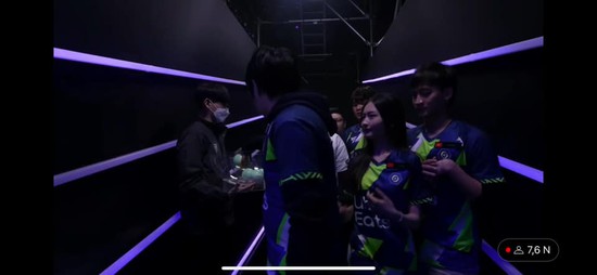Gái xinh khiến nam streamer nhà Độ Mixi có hành động đặc biệt trên sóng, "tổ check var" nhanh chóng vào cuộc - Ảnh 2.