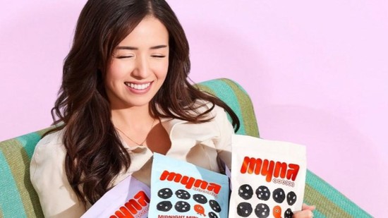 Bị phàn nàn bán bánh với giá cắt cổ, nữ streamer có hành động gây sốc, có nguy cơ "sập tiệm" - Ảnh 2.