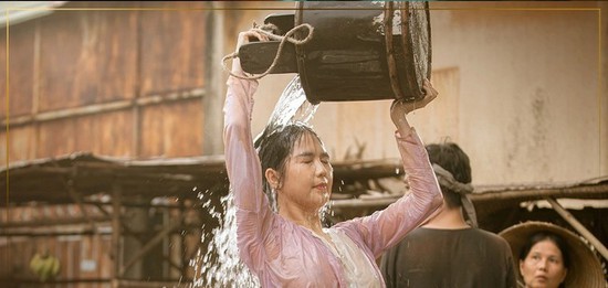 Đáng phẫn nộ: 1 rạp phim dùng hình ảnh nhạy cảm của Ngọc Trinh để câu kéo người xem Chị Chị Em Em 2 - Ảnh 1.