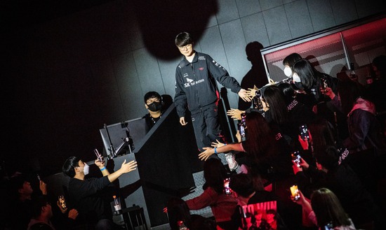 Cộng đồng lan truyền một chuyện đùa về Faker trong ngày Cá tháng Tư - nguồn: LoL Esports