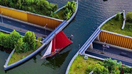 Cây cầu nước nơi tàu thuyền và ô tô giao nhau như ảo ảnh quang học - Ảnh 3.