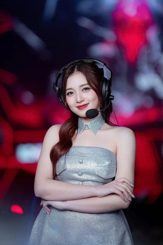 "Bế" ảnh bikini của MC Esports nổi tiếng làm video nhạc sống, kẻ gian thu về được món hời, sản phẩm cả triệu view   - Ảnh 1.