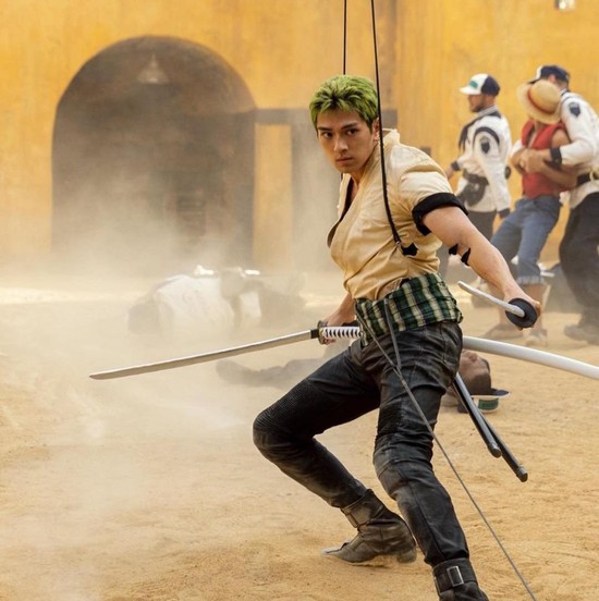 Tài tử đóng thợ săn hải tặc Zoro phim One Piece đang gây sốt vì như xé truyện bước ra đời thực  - Ảnh 8.