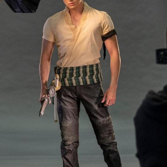 Tài tử đóng thợ săn hải tặc Zoro phim One Piece đang gây sốt vì như xé truyện bước ra đời thực  - Ảnh 7.