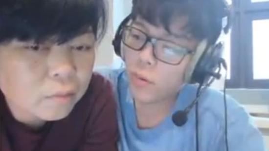 Đang phát sóng khoảnh khắc đáng nhớ, nam streamer bất ngờ bị mẹ "gank"- Ảnh 2.