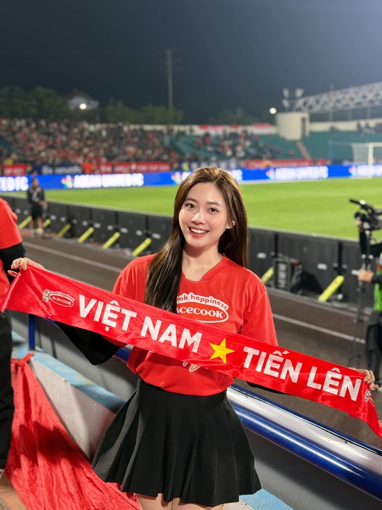 Ngắm dàn hot girl xinh đẹp, xuất hiện chiếm "spotlight" trên khán đài Việt Trì tối qua, có người từng là hoa khôi- Ảnh 2.