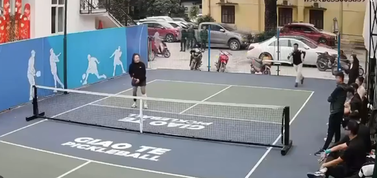 Lộn xộn trên sân pickleball, cô gái bị bóng trúng mặt, giận dỗi 