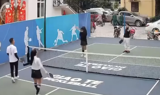Lộn xộn trên sân pickleball, cô gái bị bóng trúng mặt, giận dỗi 