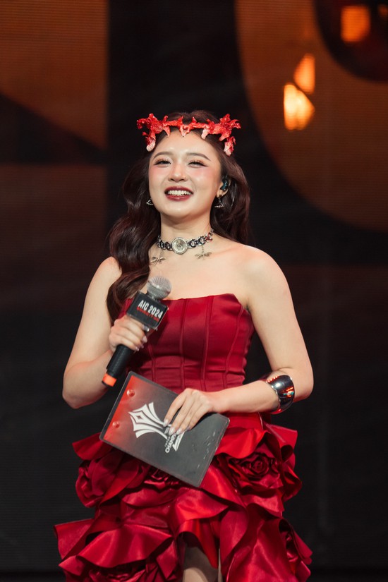 Chung kết sôi động của AIC 2024: MC Phương Thảo "nóng bỏng rạng ngời", đi đâu cũng ngập tràn gái xinh, game thủ náo loạn trước tin đồn hợp tác mới- Ảnh 1.