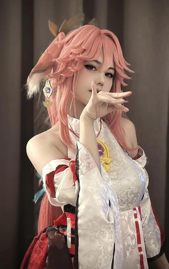Khoe góc nghiêng thần thánh, màn cosplay Yae Miko hút hồn fan nam - Ảnh 3.