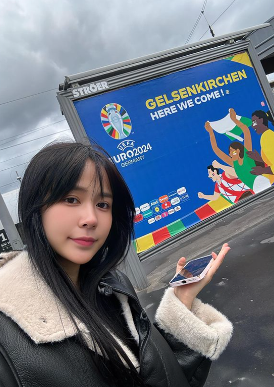 Nhan sắc nổi bật của gái xinh người Việt sẵn sàng chi trăm triệu để làm điều đặc biệt tại EURO- Ảnh 4.