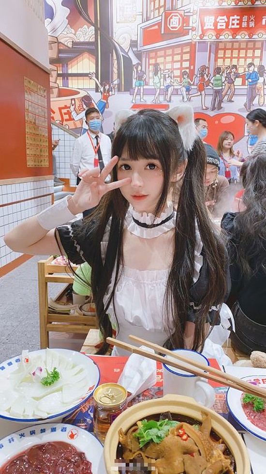 Rơi "bộ lọc" khi đang livestream, hot girl gợi cảm bất ngờ biến hóa nhan sắc khác lạ- Ảnh 2.
