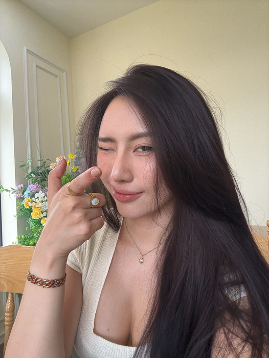 Bạn thân Lê Bống khoe visual 