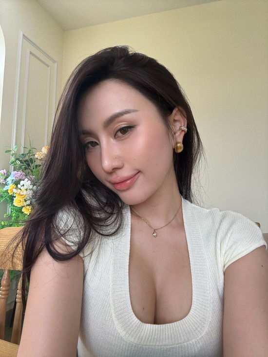 Bạn thân Lê Bống khoe visual 