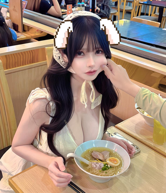 Nữ coser triệu follow khiến người xem được một phen tá hoả- Ảnh 1.