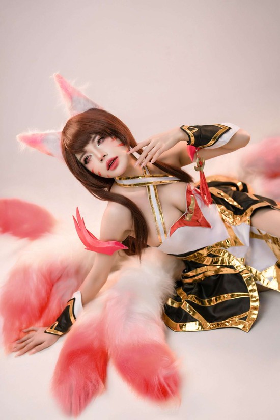 Mai Dora cosplay Ahri tung chiêu 
