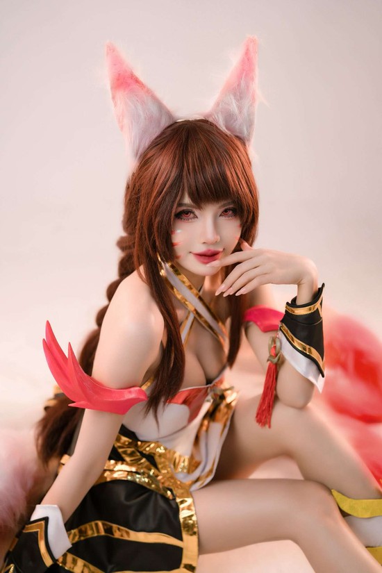 Mai Dora cosplay Ahri tung chiêu 