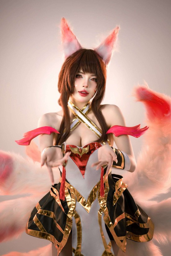 Mai Dora cosplay Ahri tung chiêu 