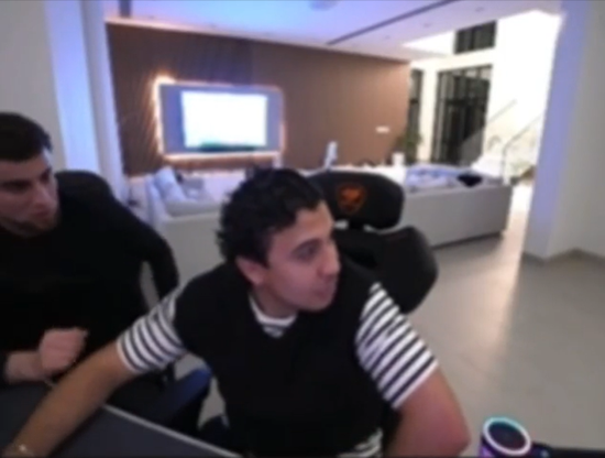 Bỏ 800 triệu thuê võ sĩ đến cùng livestream, nam streamer bị... “ăn đòn” nhừ tử- Ảnh 1.
