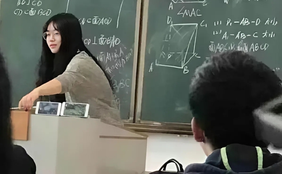 Chơi game trong lớp, nữ giáo viên xinh đẹp “chơi chiêu” cao tay khiến học sinh “nhìn nhân vật mà lệ tuôn rơi”- Ảnh 2.