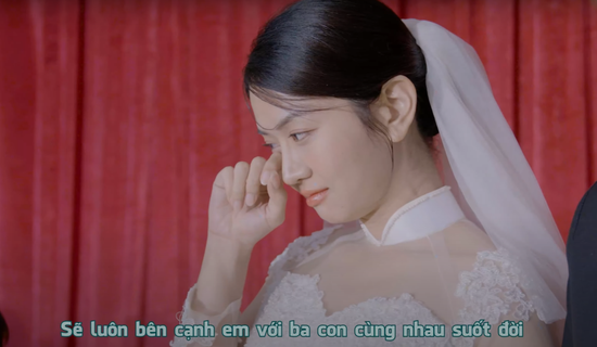 Lê Bống bật khóc khi diện váy cưới- Ảnh 2.