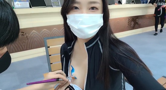 Có hành động táo bạo trên sóng trực tiếp, nữ streamer tăng view chóng mặt, chỉ nhờ một clip- Ảnh 2.
