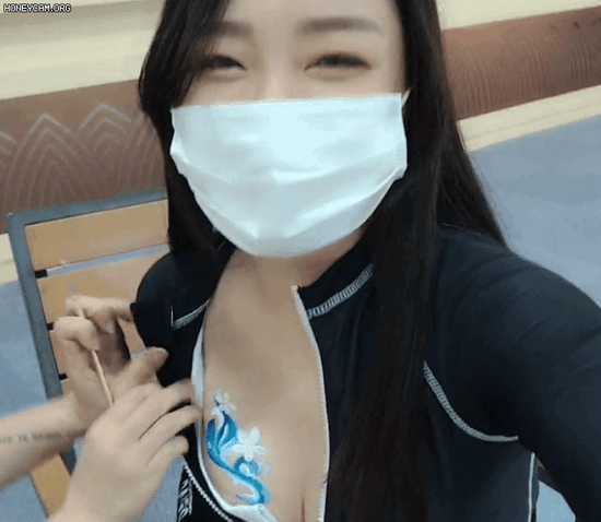 Có hành động táo bạo trên sóng trực tiếp, nữ streamer tăng view chóng mặt, chỉ nhờ một clip- Ảnh 4.