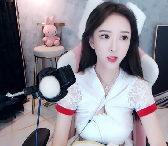 Gặp sự cố đáng tiếc trên sóng, nữ streamer xinh đẹp bị fan gửi lời mời 