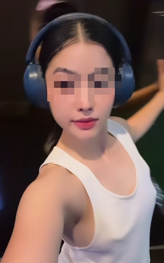 Bất chấp chỉ trích nối dài, nữ gymer vẫn phớt lờ, cố tình diện trang phục không phù hợp gây tranh cãi- Ảnh 1.