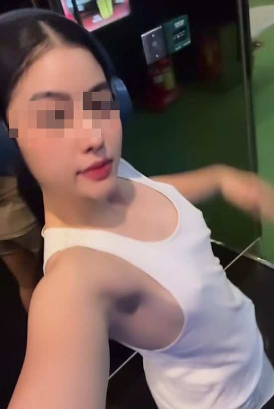 Bất chấp chỉ trích nối dài, nữ gymer vẫn phớt lờ, cố tình diện trang phục không phù hợp gây tranh cãi- Ảnh 2.