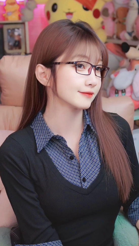 Như Hexi thả dáng khoe đôi chân ngọc ngà, fan phải thốt lên vì độ bạo của nữ streamer- Ảnh 1.