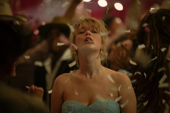 Phim 18+ ngập cảnh nóng nhận tràng pháo tay 9 phút ở Cannes 2025, nữ chính diễn hay đến mức netizen đòi trao ngay Oscar- Ảnh 7.