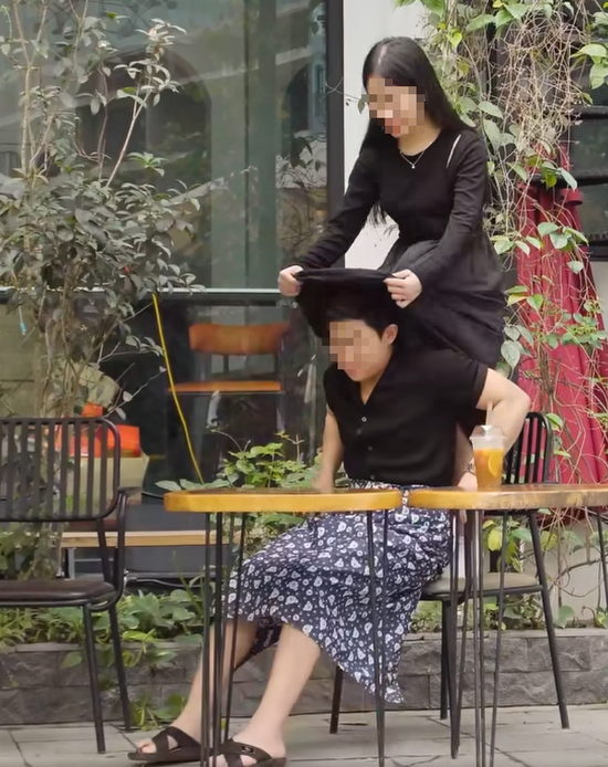 Video chàng trai núp trong váy bạn thân