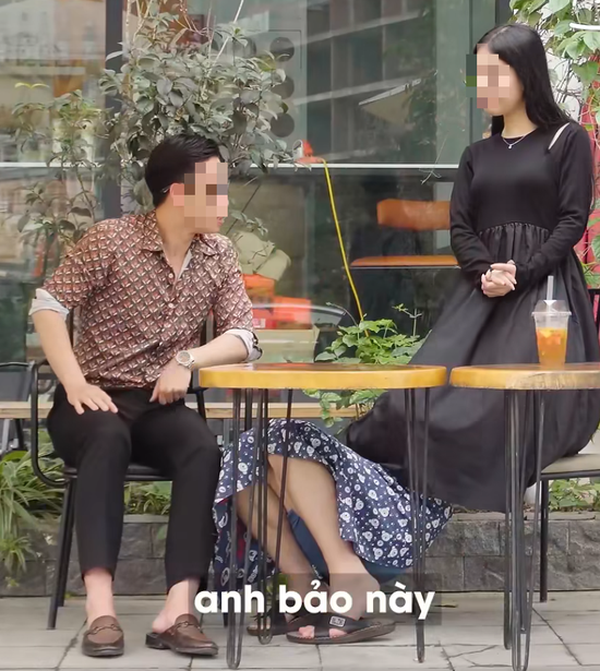 Video chàng trai núp trong váy bạn thân