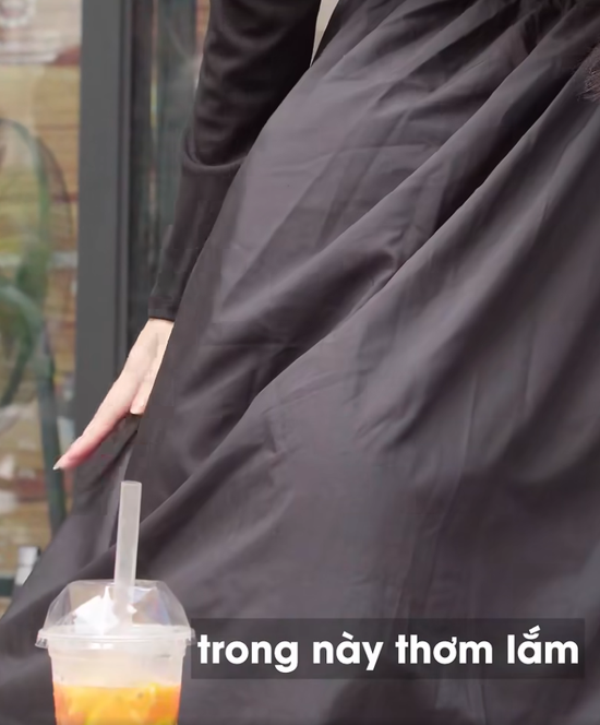 Video chàng trai núp trong váy bạn thân