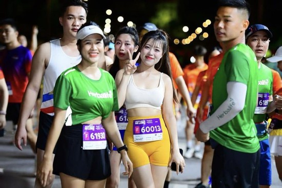 "Tỏa sáng" trên đường chạy, gái xinh đáp trả khi bị nói "làm màu"- Ảnh 9.