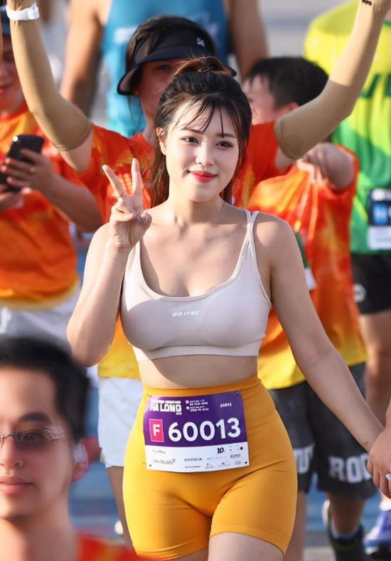 "Tỏa sáng" trên đường chạy, gái xinh đáp trả khi bị nói "làm màu"- Ảnh 3.