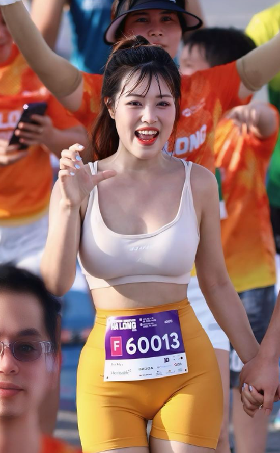 "Tỏa sáng" trên đường chạy, gái xinh đáp trả khi bị nói "làm màu"- Ảnh 2.