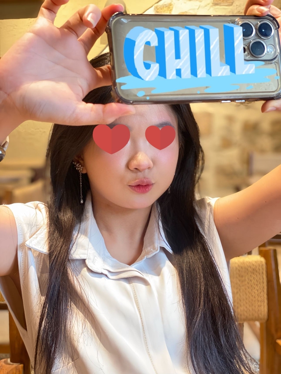 "Bạo tay" kéo áo khoe nội y hờ hững, một gái xinh TikTok nhận phản ứng trái chiều- Ảnh 2.
