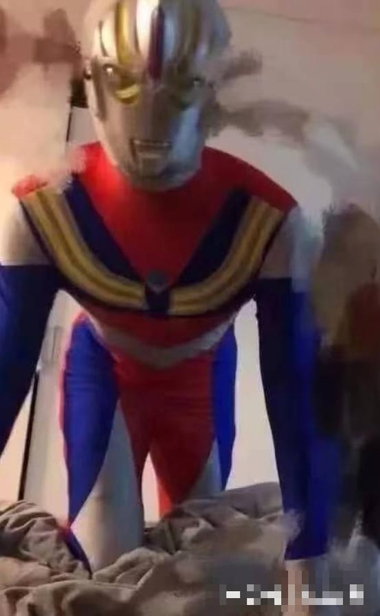 Yêu fan nam Ultraman, cô gái hoang mang chia sẻ tình huống khó đỡ- Ảnh 1.