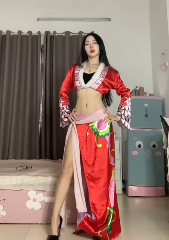 Cosplay Boa Hancock, hot TikToker lên tiếng đầy đanh thép, đáp trả những bình luận kém duyên- Ảnh 2.