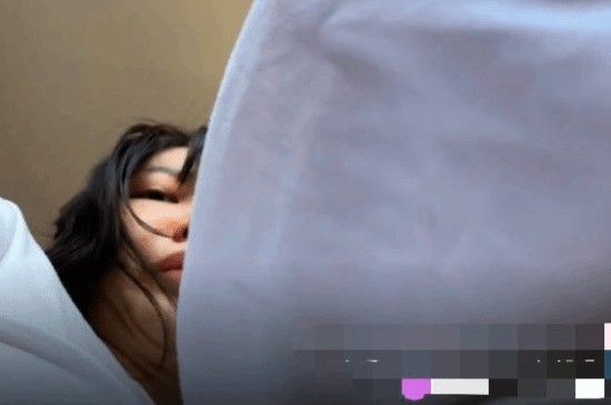 Nữ streamer nổi tiếng bất ngờ lộ mặt mộc khi livestream, nhan sắc khác lạ khiến cộng đồng mạng ngỡ ngàng- Ảnh 3.